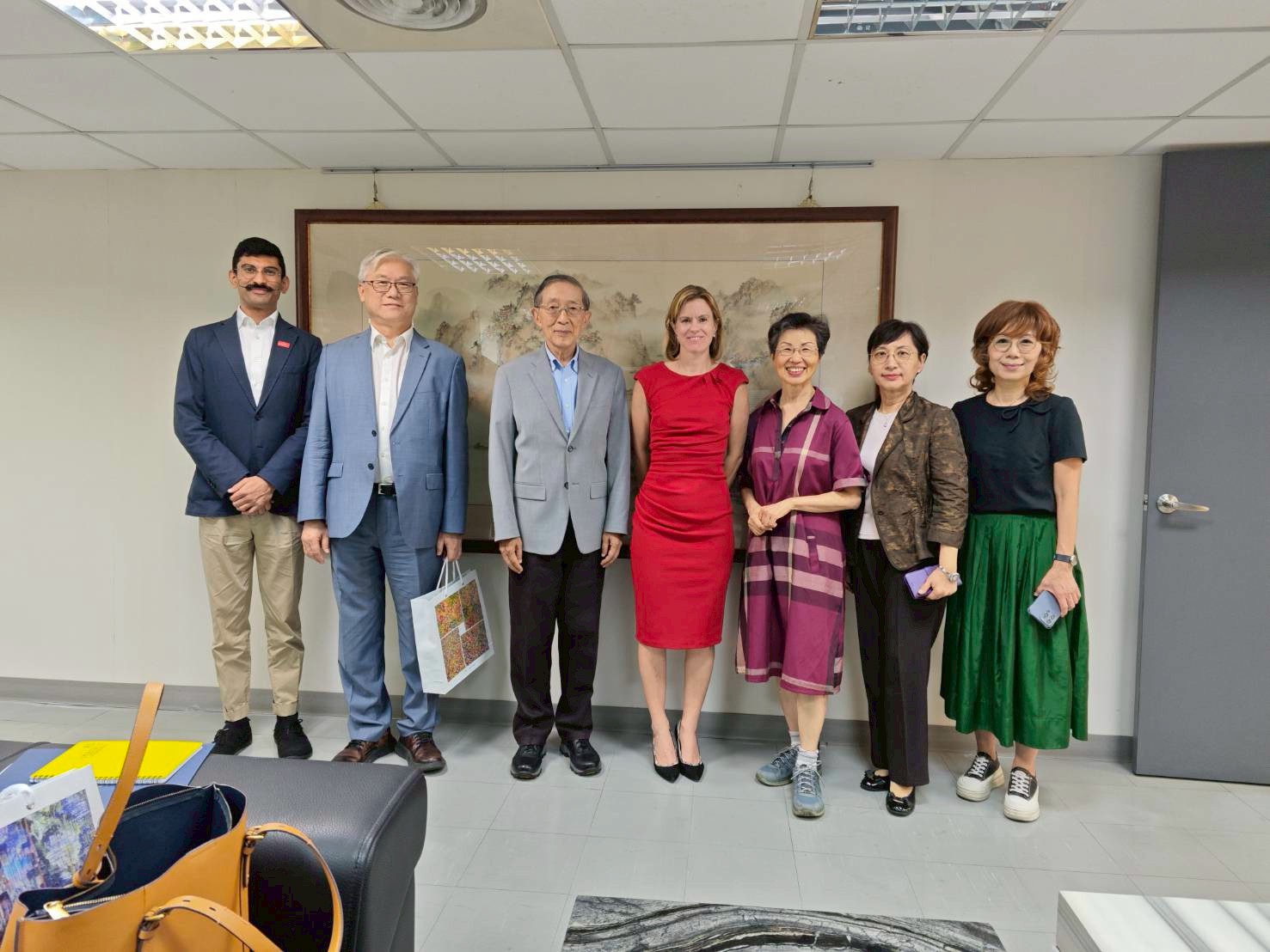 英國代表包瓊郁(Ruth Bradley-Jones MBE)偕同英國辦事處經濟組組長戴翔(Shyam Desai)拜會本會