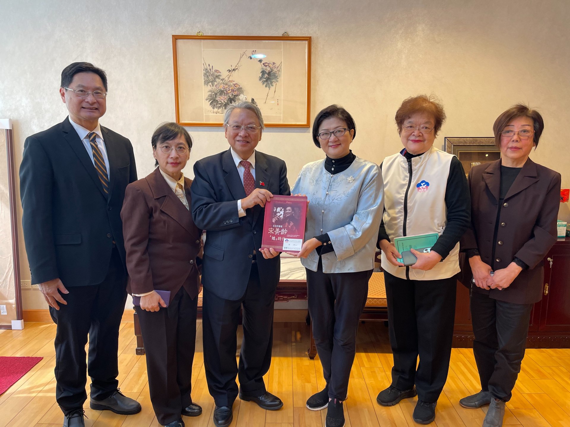 本會令狐榮達會長協高安監事與周進忠副秘書長拜會婦聯會