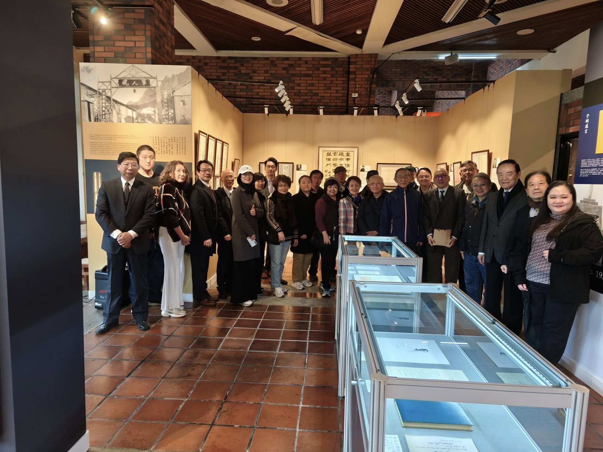 本會於12月16日下午於台北劍潭活動中心參觀松濤社於梅花年華藝文空間舉辦的英雄天地文物展覽。展覽物品包括國父孫文手書、民國第一任外交總長陸徵祥於1919年巴黎和會期間的親筆手書、外交前輩顧維鈞的文書、還有抗戰時期的照片，皆是宋緖康先生的珍藏，讓所有參觀者折服，希望有興趣者亦可撥冗參觀。