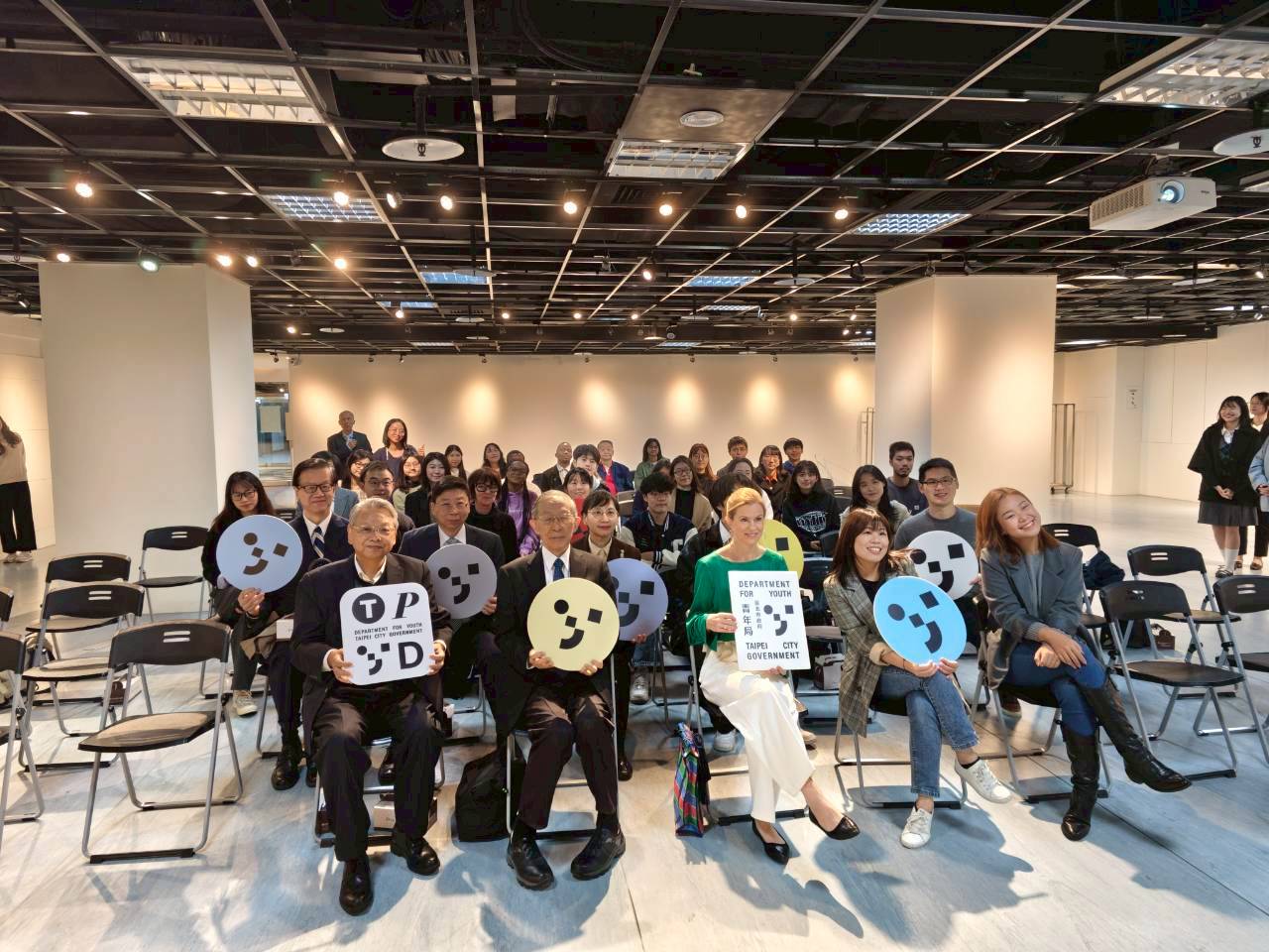 英國代表參加與青年有約座談